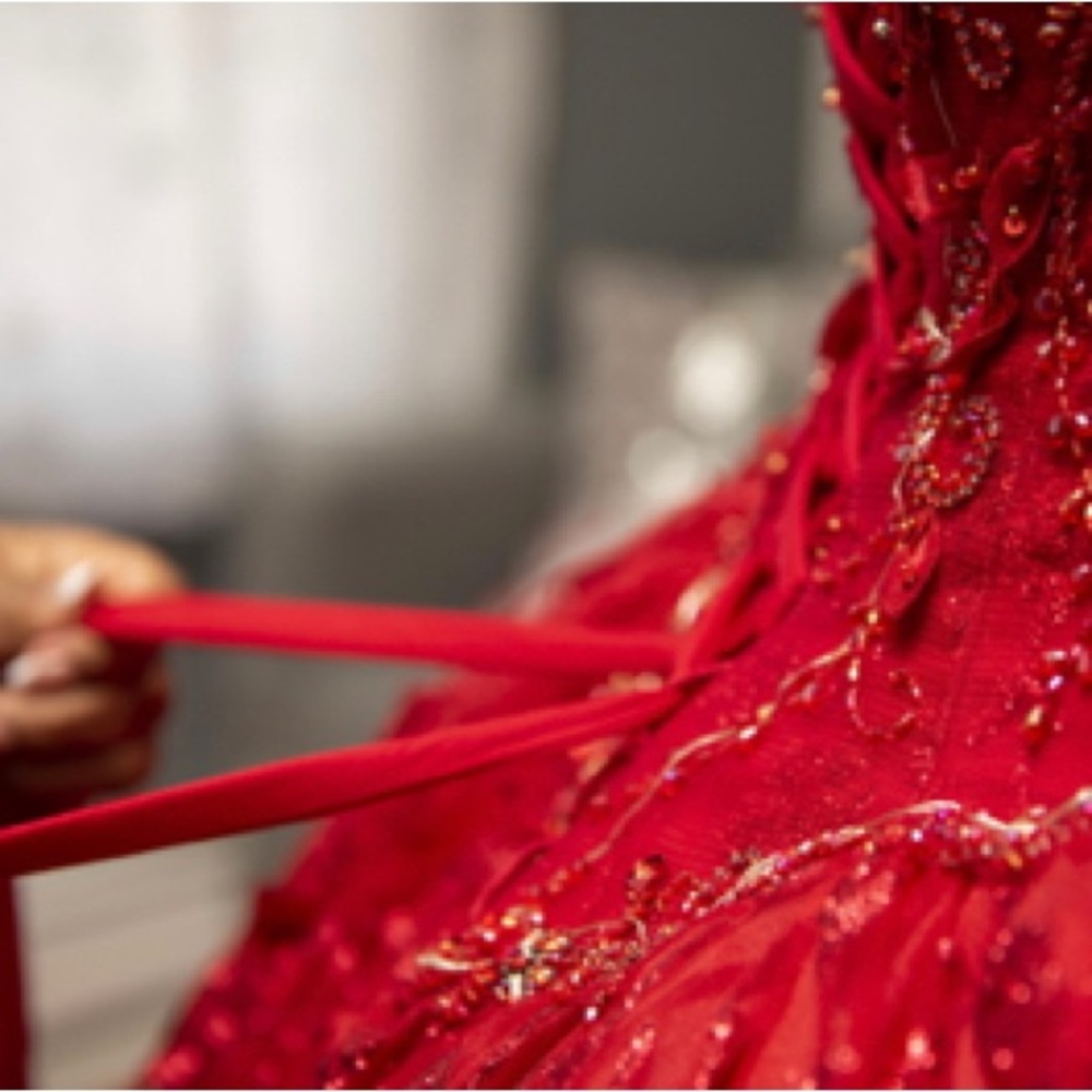 I am selling a Red Ariana Vara quincañera dress and has lights and a control.